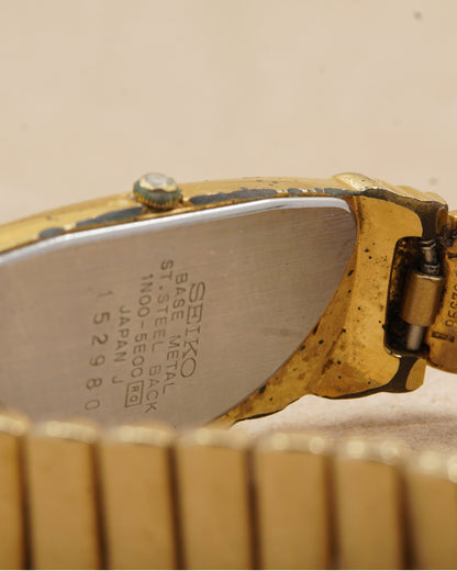 Seiko Half Moon Gold — close-up of the case back and bracelet